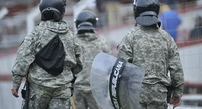 Hubo balas de goma al aire tras el partido de Liverpool y Peñarol
