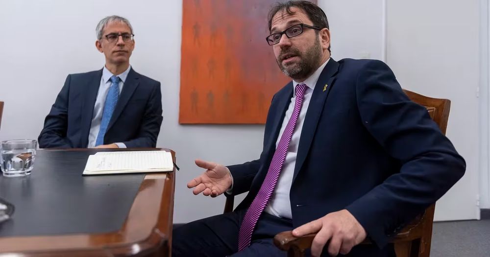 Amos Lintzky (derecha), presidente de la AMIA, y Miguel Bronfman, abogado de la mutual