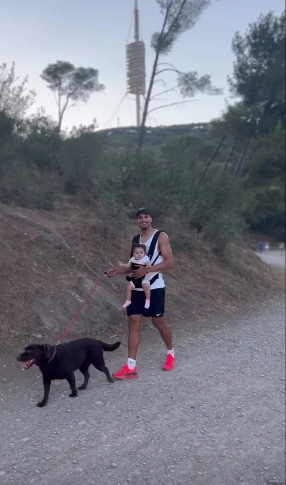 Ronald Araujo y su hija de paseo en Barcelona