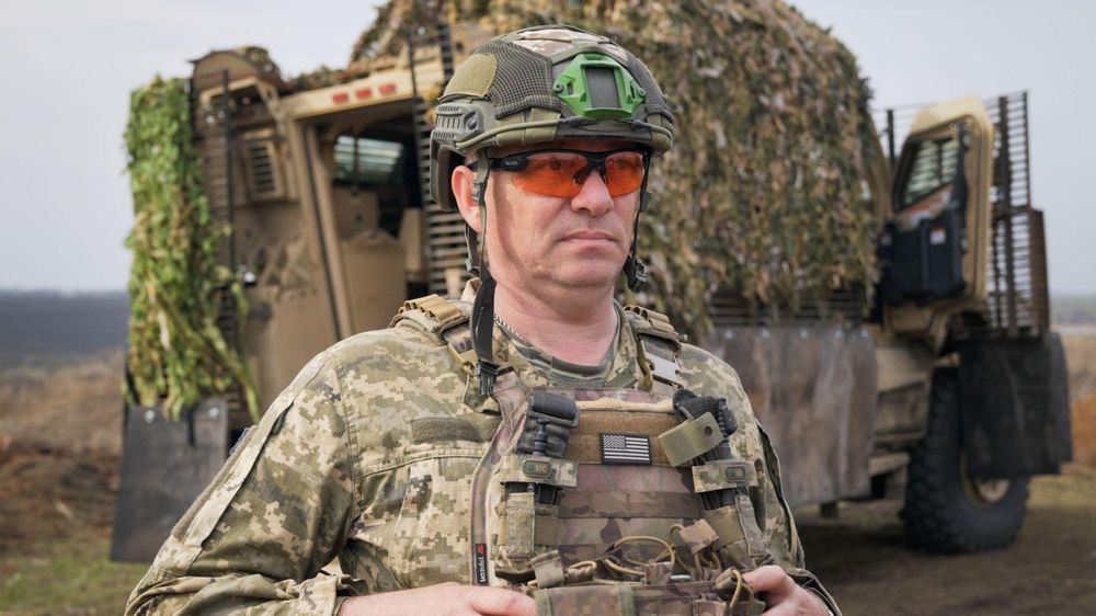 Ivan lleva una bandera de EE.UU. en su uniforme.