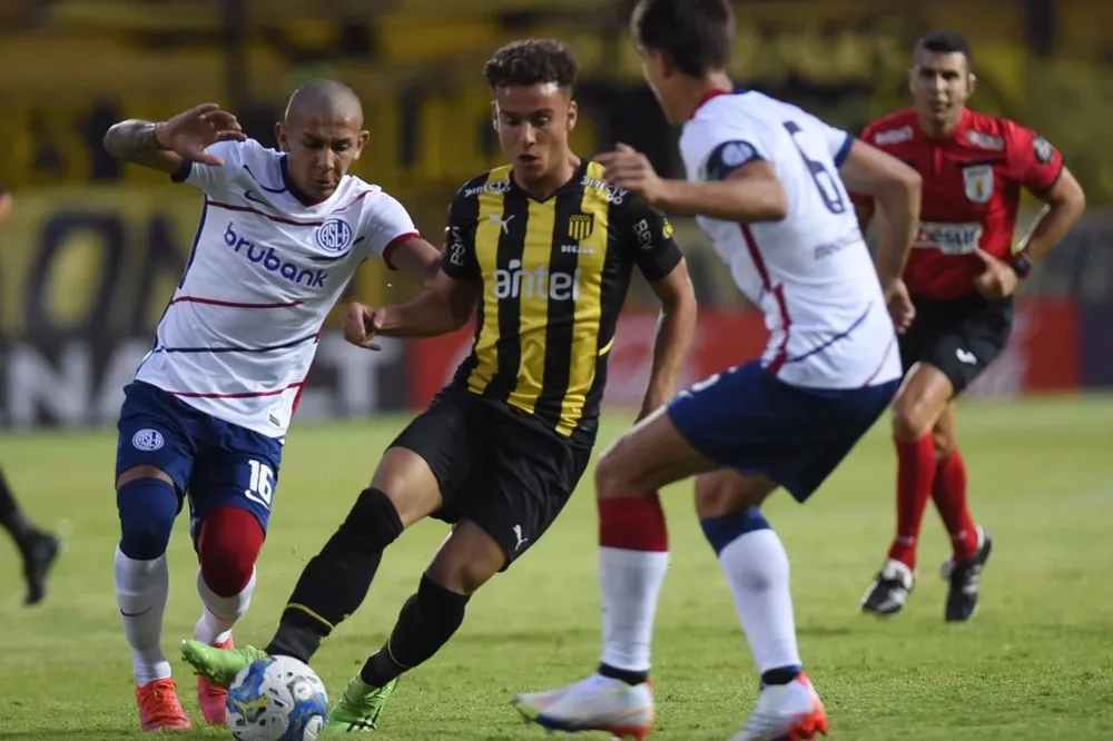 Nicolás Rossi, a encarar y tirar diagonales ante Nacional