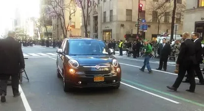 El modelo del vehículo utilizado por Francisco es un Fiat 500 Lounge