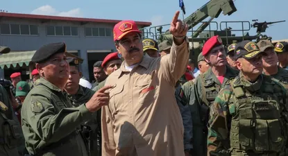 eeuu y europa presionan a maduro, que se aferra a ffaa