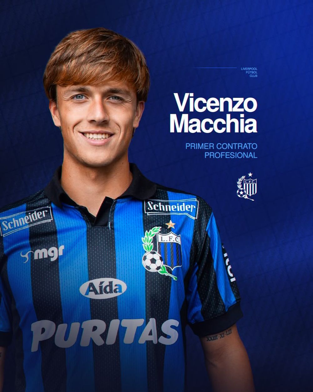 Vicenzo Macchia al firmar su contrato profesional con Liverpool