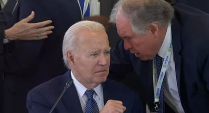 El embajador argentino en Washington Gerardo Werthein conversa con el presidente de los Estados Unidos Joe Biden en la última cumbre del G7