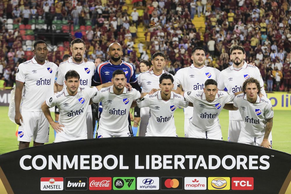 Jugadores de Nacional forman previo a un partido de la fase de grupos de la Copa Libertadores ante Deportes Tolima