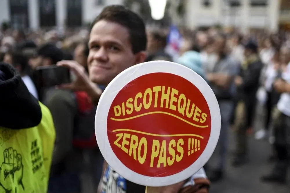 Algunas de las medidas por las que se protesta en Francia es la obligatoriedad de estar vacunado, presentar un resultado de PCR o de recuperación de la enfermedad para entrar a cafeterías.
