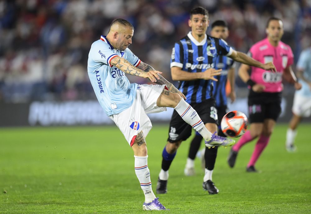 Nicolás López en el partido contra Liverpool