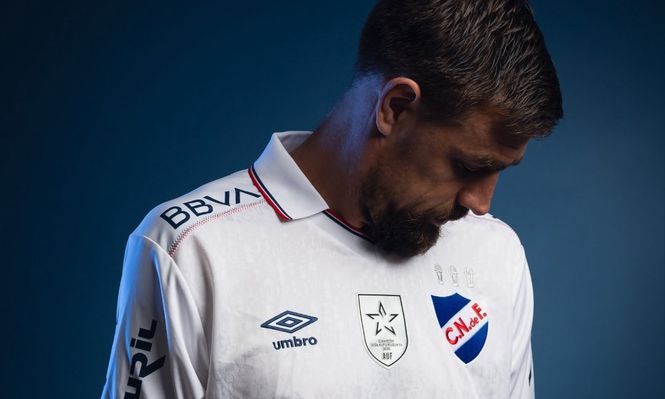 Nacional presentó su nueva camiseta para la temporada 2026 con Sebastián Coates como modelo