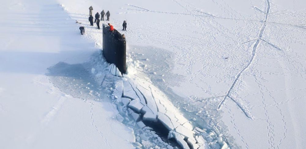 Submarino estadounidense atravesando el mar helado en el Polo Norte.