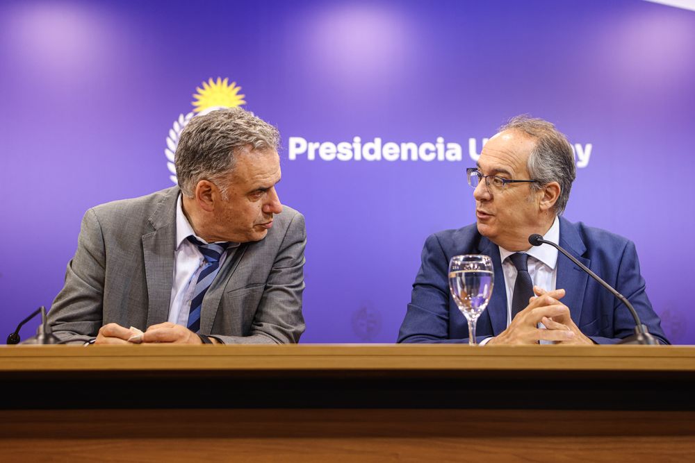 El presidente Yamandú Orsi y el ministro de Educación, José Carlos Mahía.