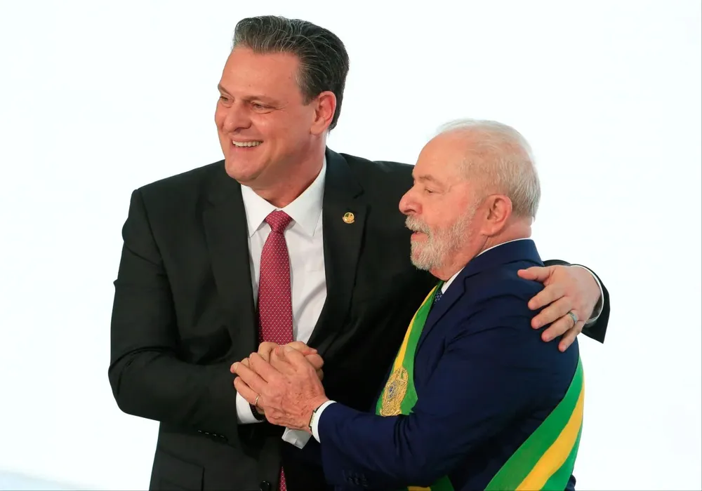 El ministro Fávaro junto al presidente brasileño.