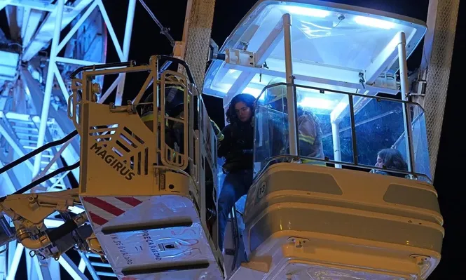 Bomberos rescatan a cerca de 90 usuarios de la noria de San Sebastián, atrapados por una avería