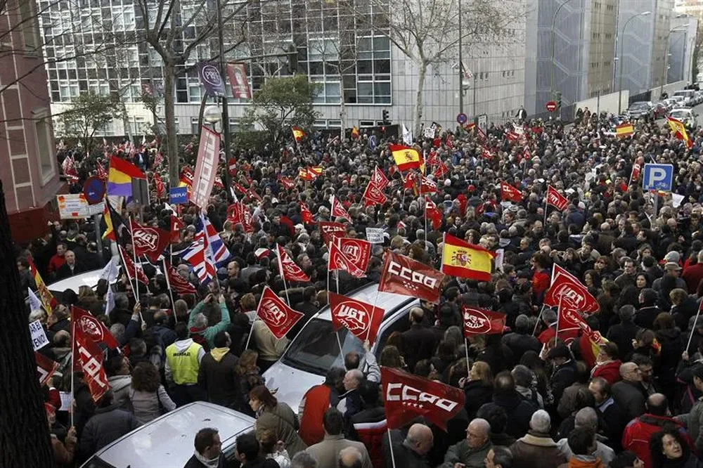 España - Varios miles de trabajadores se han concentrado esta tarde en el exterior de la sede principal de Iberia en Madrid