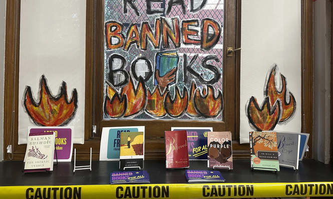 Libros prohibidos exhibidos en una biblioteca de Nueva York