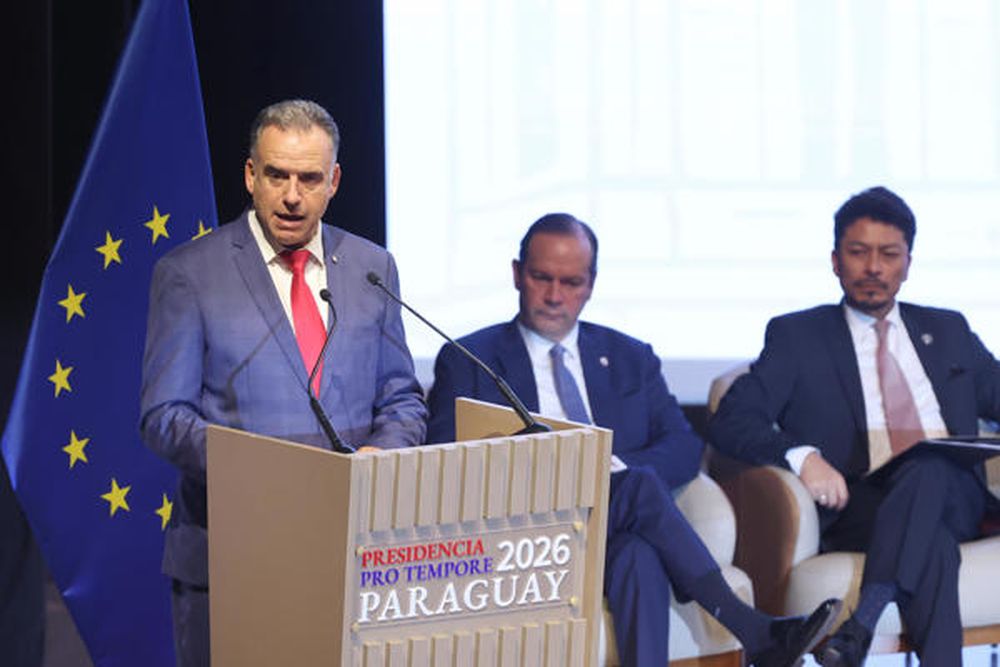 El presidente de Uruguay, Yamandú Orsi, habla en la ceremonia de la firma del acuerdo de libre comercio entre la Unión Europea (UE) y los países del Mercosur este sábado, en Asunción (Paraguay). La ceremonia para la firma del histórico acuerdo empezó en el Gran Teatro José Asunción Flores de Asunción, dentro de la sede del Banco Central de Paraguay.