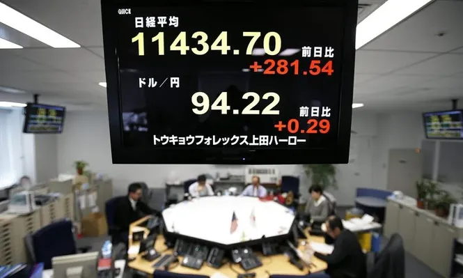 Un monitor muestra el índice Nikkei (arriba) y el tipo de cambio del yen frente al dólar estadounidense