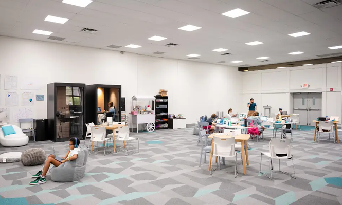 Colegios que educan con IA y sin discurso woke: la nueva aventura del multimillonario MAGA Bill Ackman