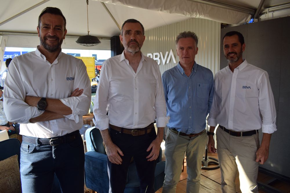 Expoactiva Nacional: Luis Foix (Director Comercial), Alberto Charro (Presidente), Eduardo Blasina (Blasina y Asociados) y Andrés García (Director Corporate & Investment Banking), en el stand de BBVA.