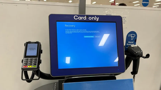 Una pantalla de error azul en una tienda Big W en Brisbane, Australia.