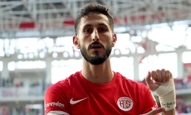 El futbolista israelí Sagiv Jehezkel mostró un vendaje en el que se leía “100 días. 07/10” en alusión al tiempo transcurrido de guerra y la fecha del ataque de Hamás.