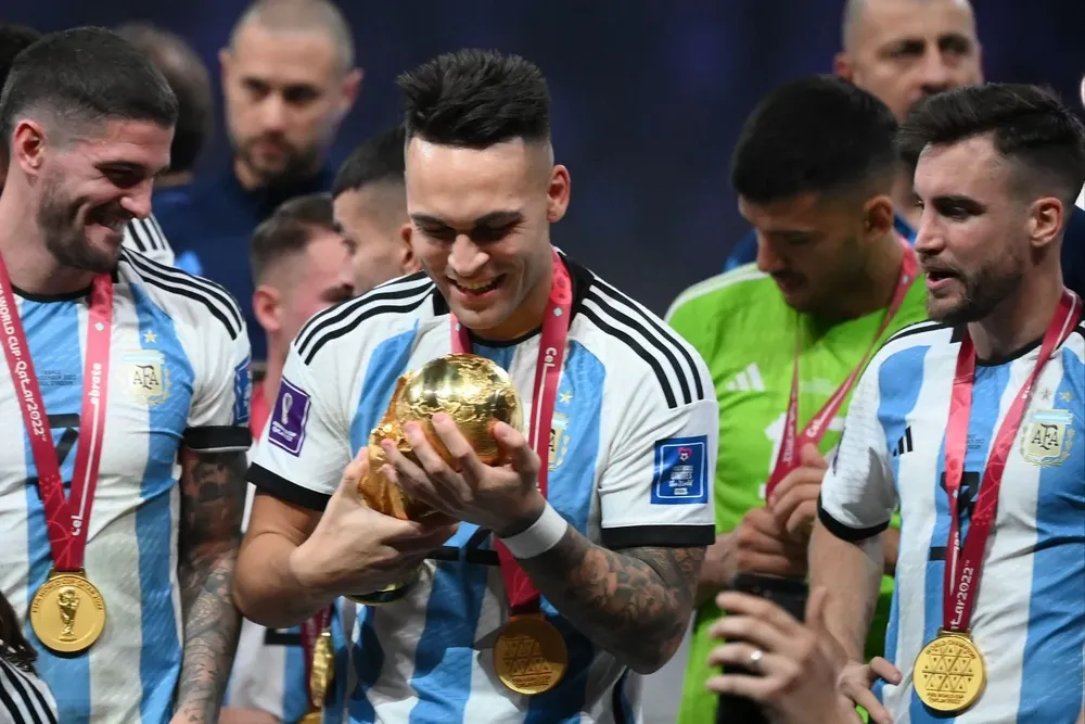 Lautaro Martínez con la Copa del Mundo