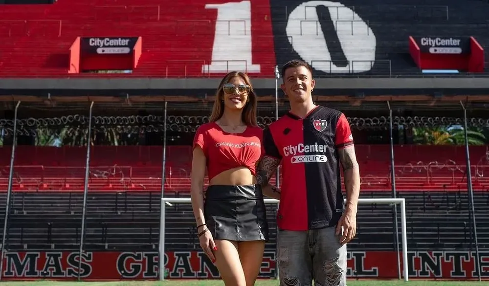 Colo Ramírez y Anto Lima en la cancha de Newells
