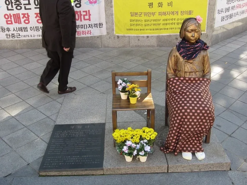 Estatua en homenaje a las “mujeres consuelo” en Seúl