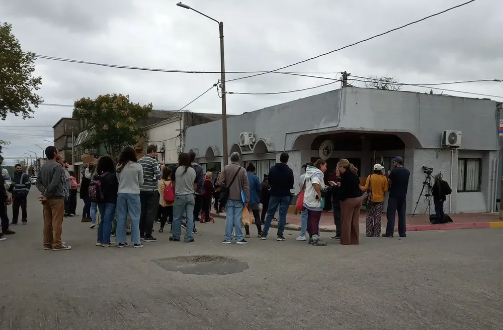 Algunos de los vecinos que se manifestaron frente al Juzgado de Castillos