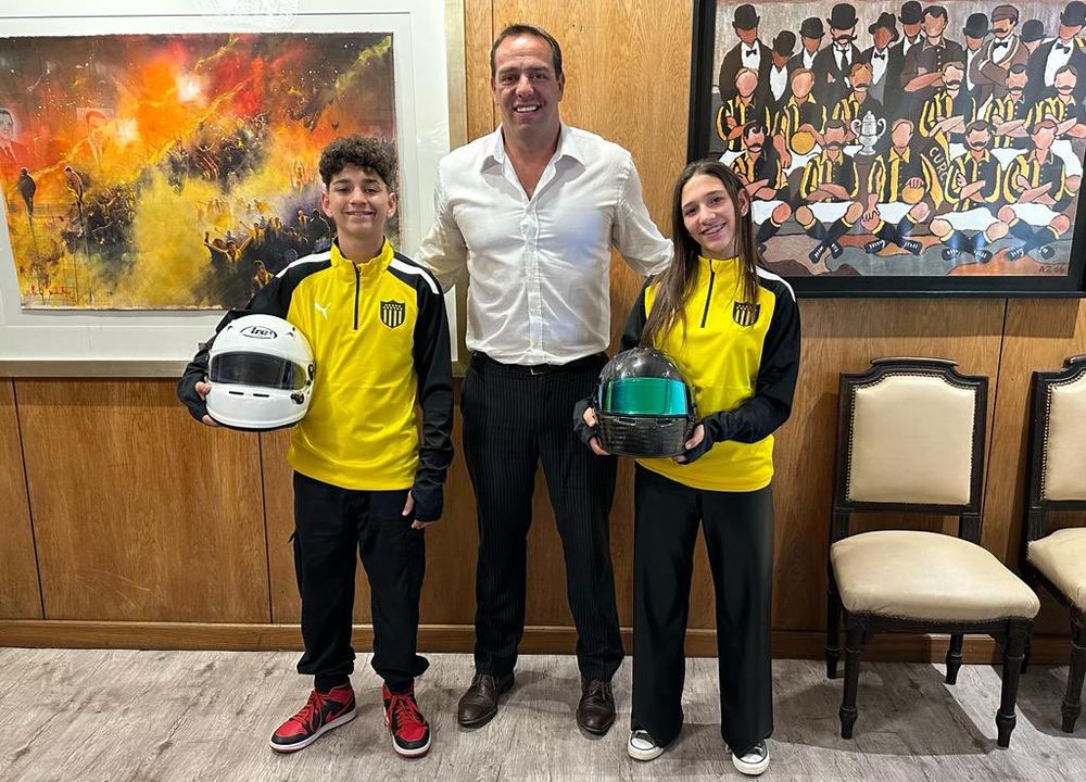 Matilde Itzcovich y su hermano Manuel junto a Ignacio Ruglio cuando fueron anunciados como pilotos de Peñarol