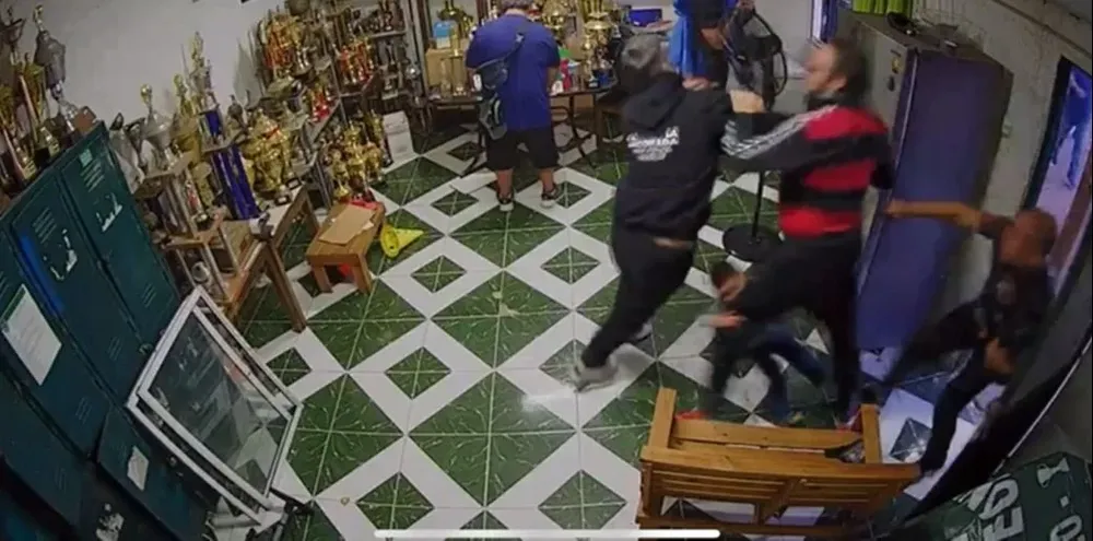 Momento en el que el padre ataca al técnico de su hijo