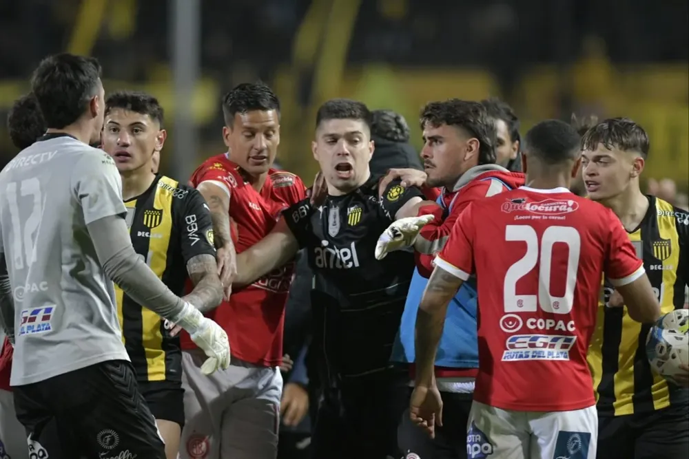 Tensión entre jugadores de Peñarol y Rentistas