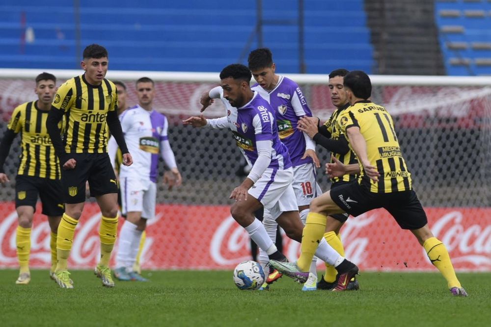 Fénix y Peñarol juegan en el Estadio Centenario
