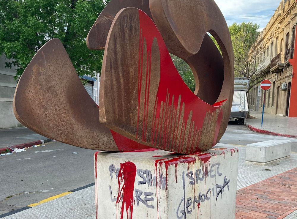 El monumento El abrazo de los pueblos fue vandalizado este miércoles