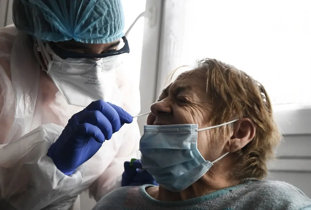 El hisopado sirve para detectar la presencia de coronavirus en el organismo