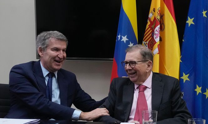 Alberto Núñez Feijóo, líder del PP, junto a Edmundo González Urrutia.