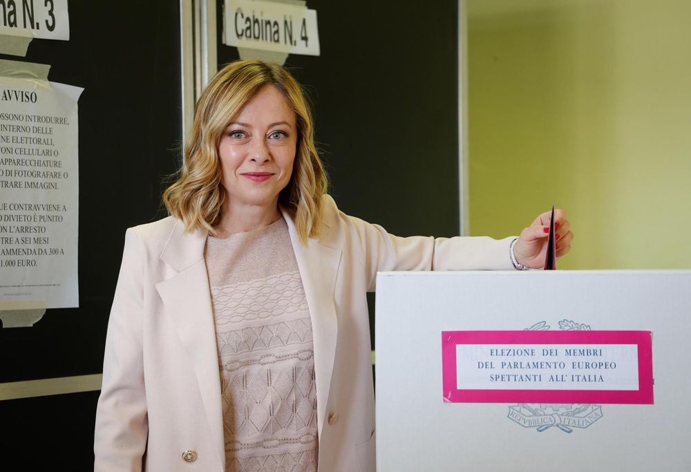 La primera ministra de Italia, Giorgia Meloni, vota para las elecciones europeas en Roma