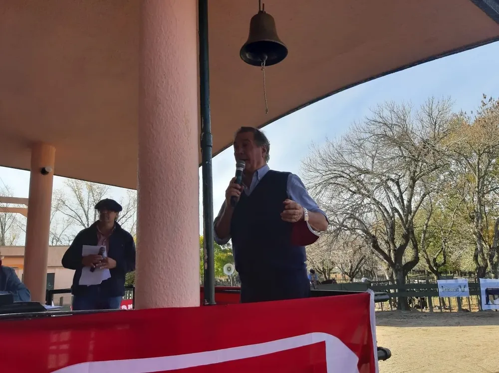 Gerardo Zambrano durante la venta en Florida.