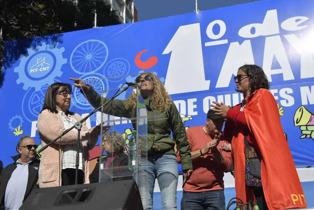 Andrea Colombo denunciando el caso de su hija en el acto del 1° de mayo