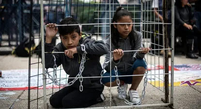 La política estadounidense de separar a los niños de sus padres causó protestas en todo el mundo, como esta en México.