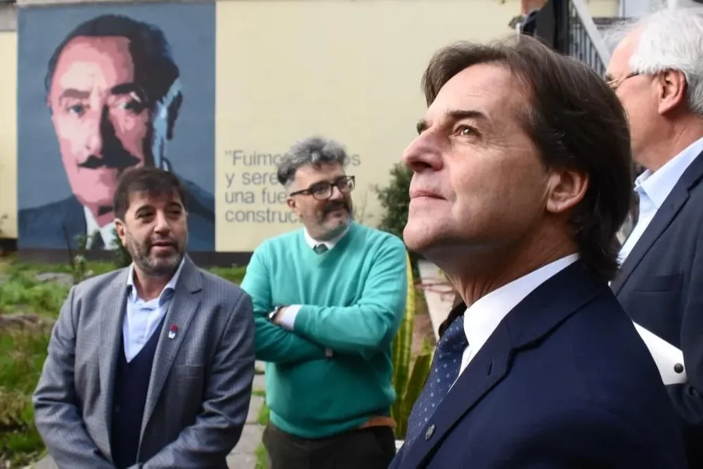 Fernando Pereira junto a Luis Lacalle Pou en la sede del Frente Amplio