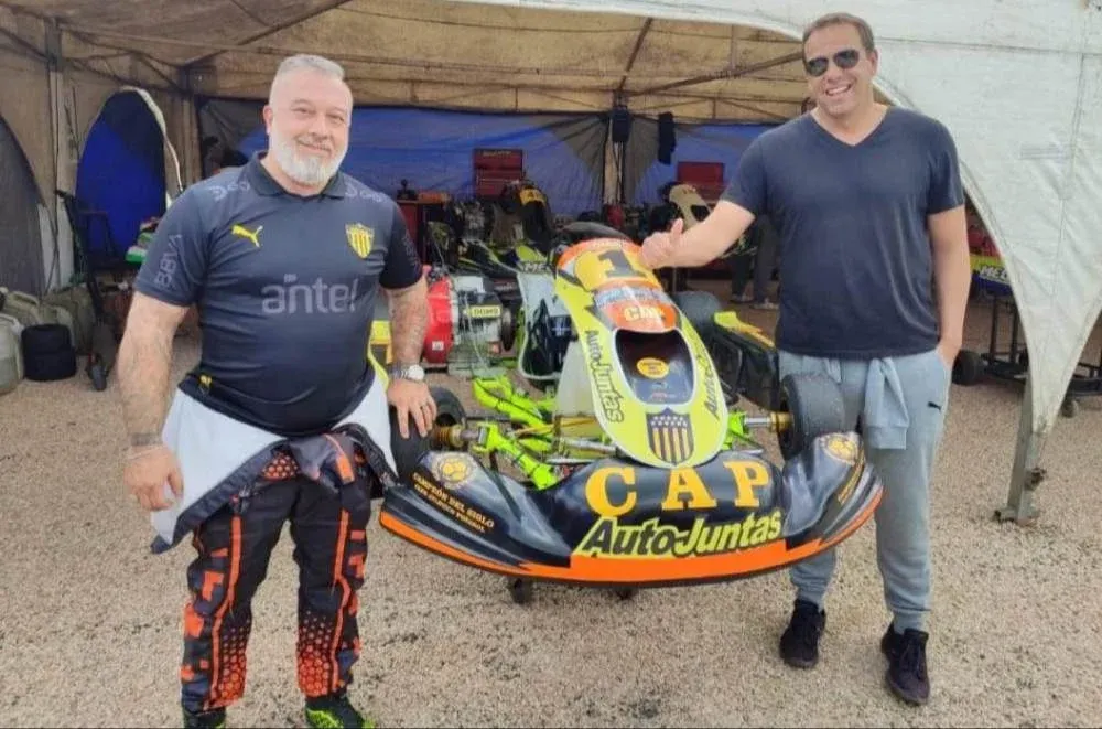 Carlos Silva con su kart representará a Peñarol en Punta del Este y hasta allí lo acompañó Ignacio Ruglio
