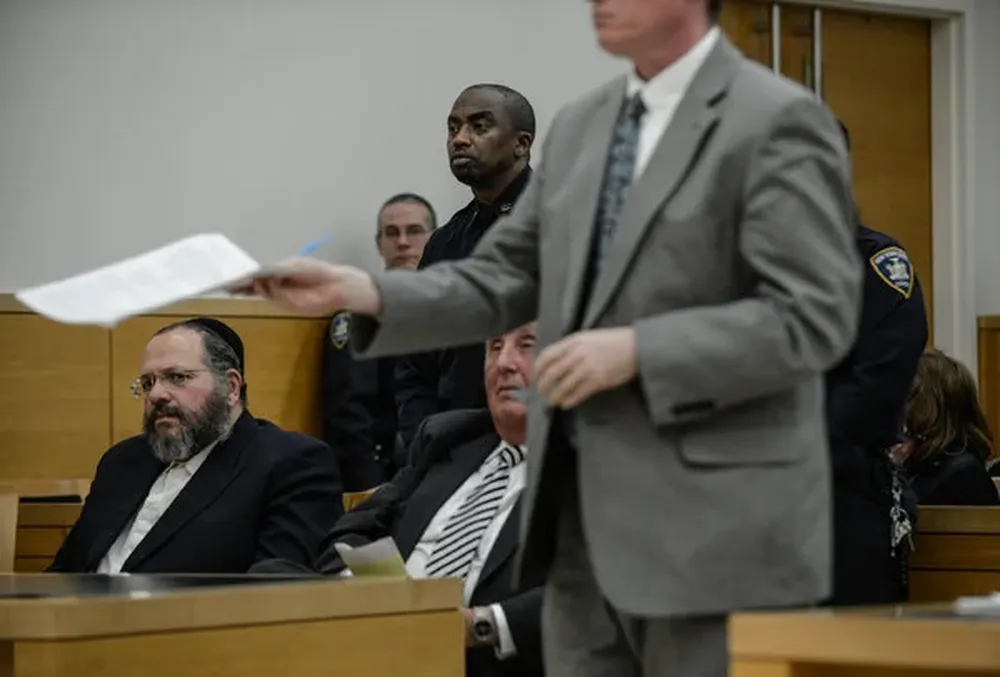 Nechemya Weberman (izquierda) junto a su abogado