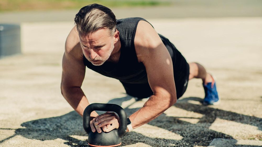 Los ejercicios isométricos son posturas que se mantienen durante al menos 30 segundos y que se pueden realizar en casa y sin equipamiento.
