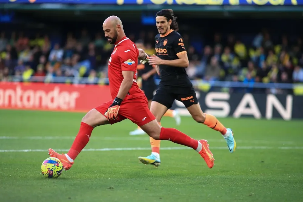 Pepe Reina sale, Cavani mira