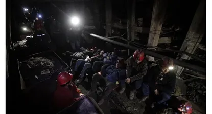 mas de 70 mineros atrincherados a 620 metros de profundidad