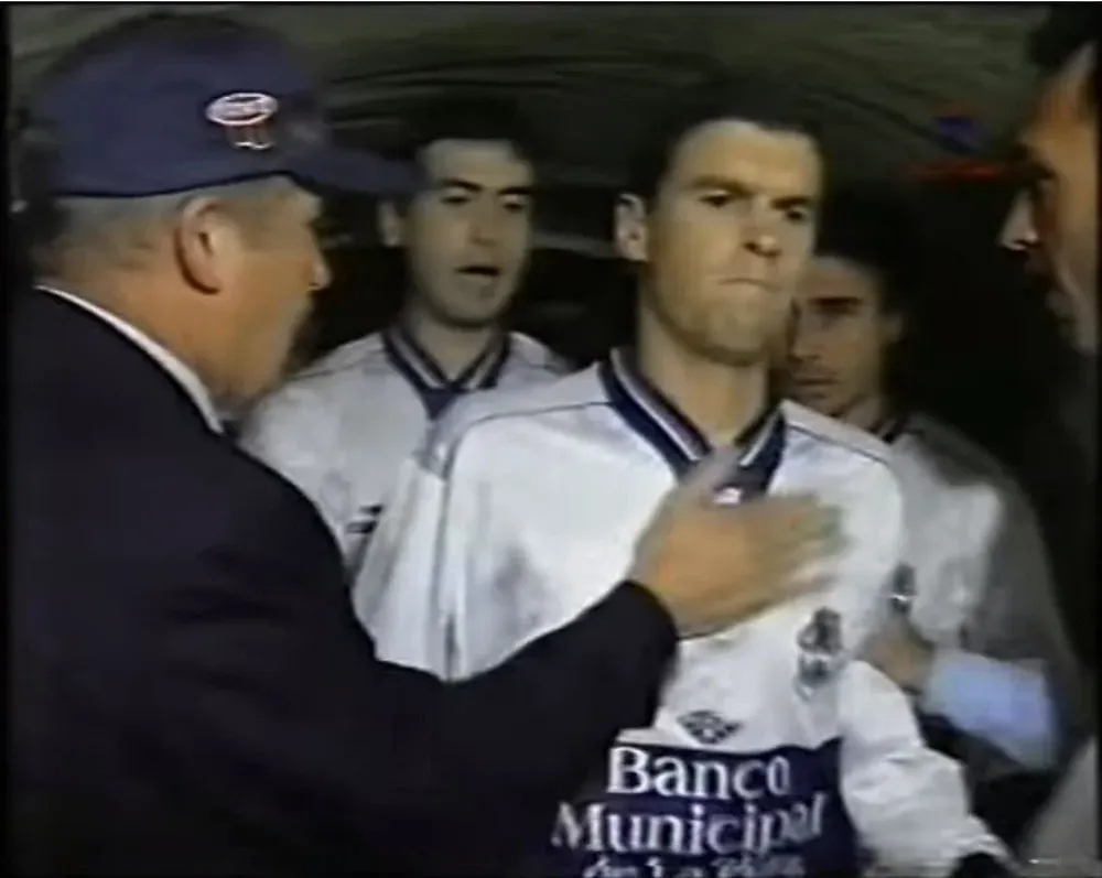 Diego Scotti le pone el pecho a la palmada de Carlos Grigoul