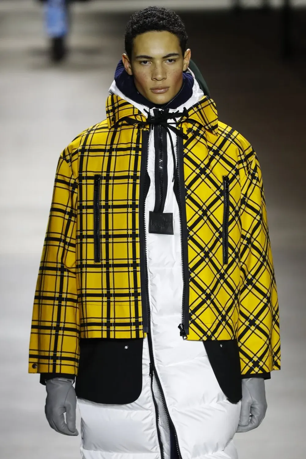 Un modelo desfila para Kenzo durante la Semana de la Moda para Otoño e Invierno en Parñis