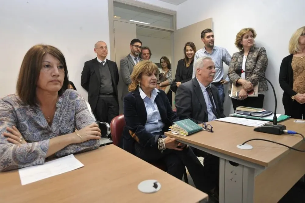 La abogada del acusado (a la izquierda) y ambos fiscales a la derecha.