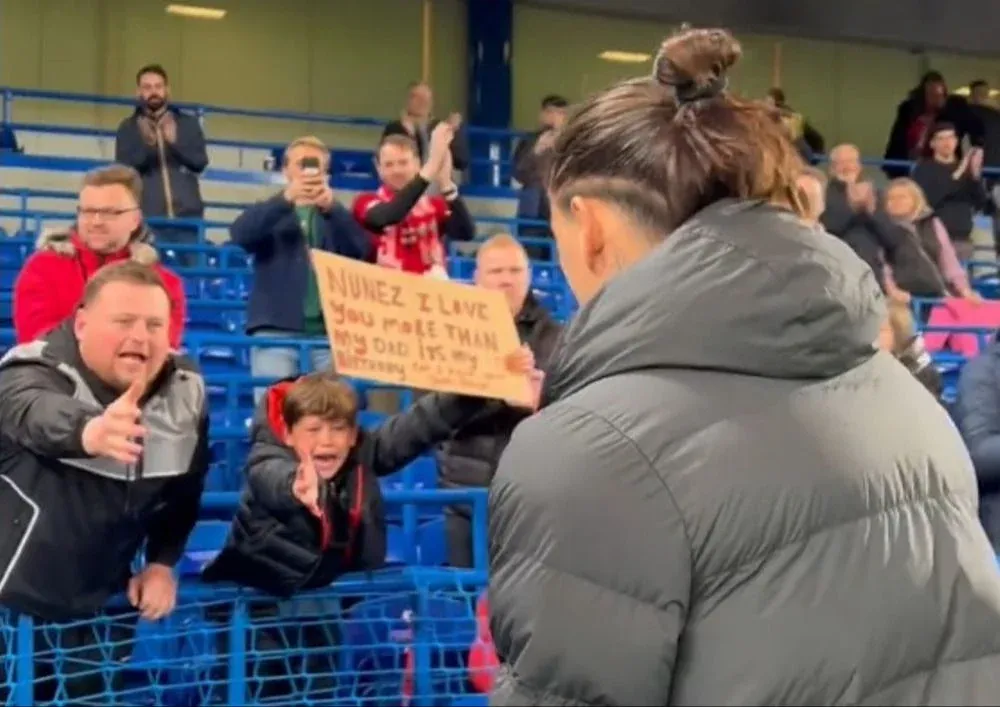 Darwin Núñez le entrega su camiseta de Liverpool a un niño que lloraba pidiéndosela